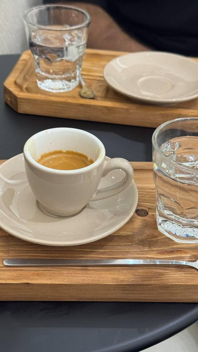 ليست الصحبة أن تجلس مع من يريحك، بل أن تجلس مع من يوقظ روحك، حتى الا كلستي مع راسك تهداك رباح ...💙☕