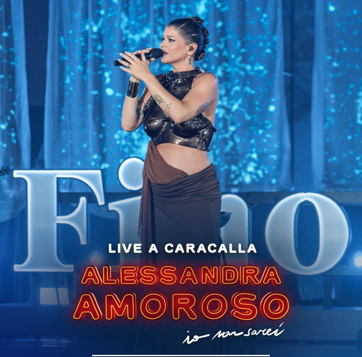 einvecenoo's tweet photo. Non sono una delle sue fan, ma la sto ascoltando da un’ora e non c’è mezza canzone che non conosca. Alessandra Amoroso non sforna canzoni, ma tutte hit. Pezzi bellissimi e voce da paura #AmorosoLiveCaracalla https://t.co/B7eZs5XGhl