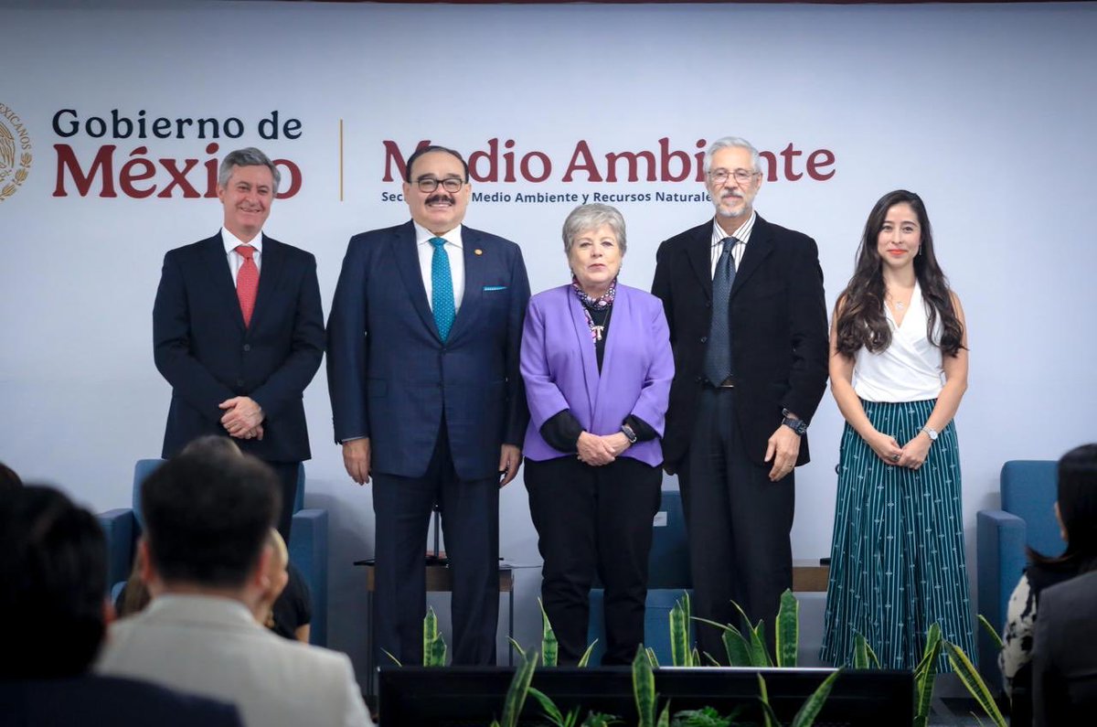 aliciabarcena's tweet photo. 77 empresas se suman al 5º Informe del Acuerdo Nacional para la Nueva Economía del Plástico ♻️. Desde @SEMARNAT_mx impulsamos economía circular, sostenibilidad y justicia ambiental para 🇲🇽. Un esfuerzo histórico rumbo a un futuro limpio y justo. #SomosMedioAmbiente https://t.co/i4hvXcS2L4