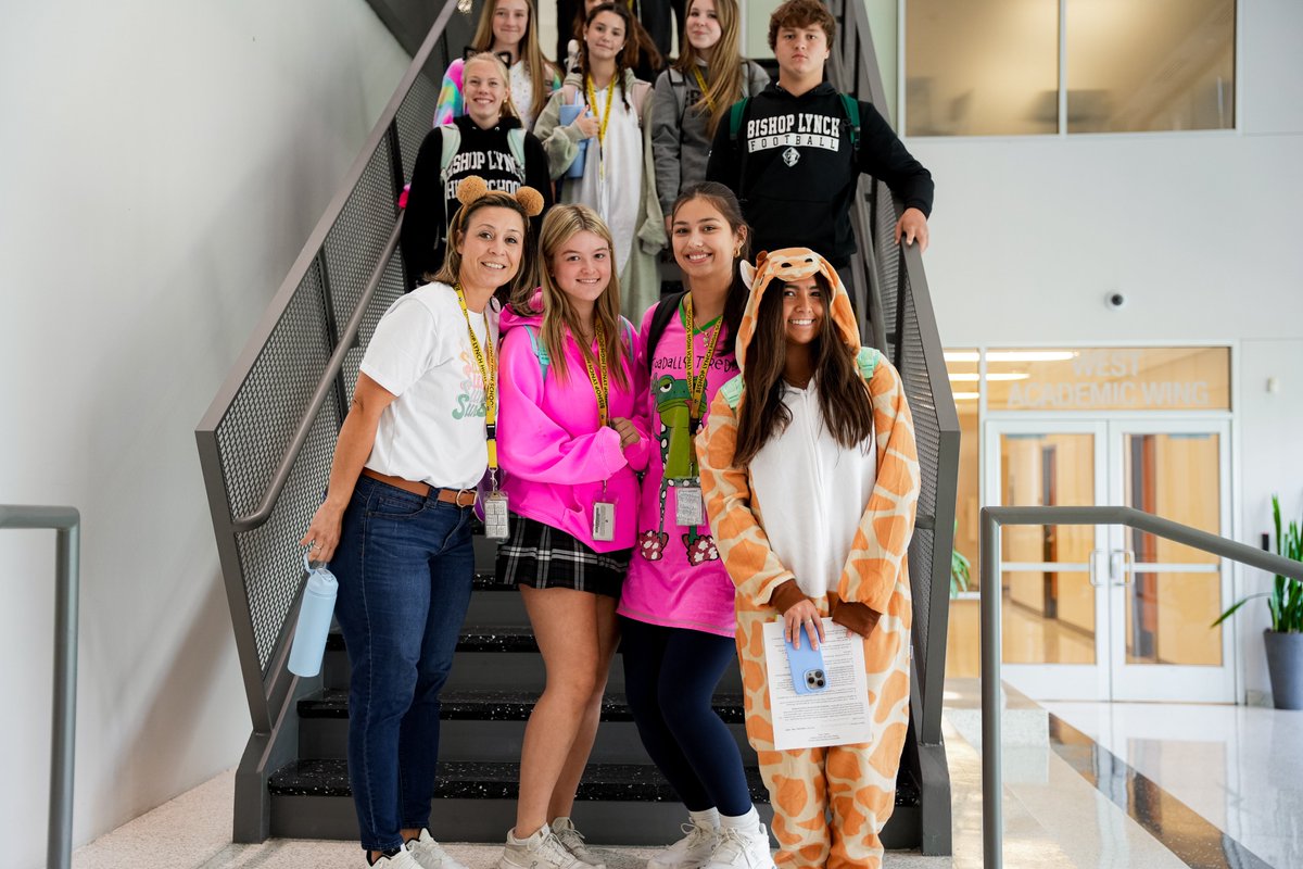 BishopLynch's tweet image. 🦁🐵🐯 It’s ZOO MAINIA for Friar Week! Our #Friars showed off their wild side today, transforming into all kinds of zoo animals. Hopefully, some learning got done in between the roars, growls, and monkey noises! 🐍🦓🐘 #FriarFamily #GoFriars
