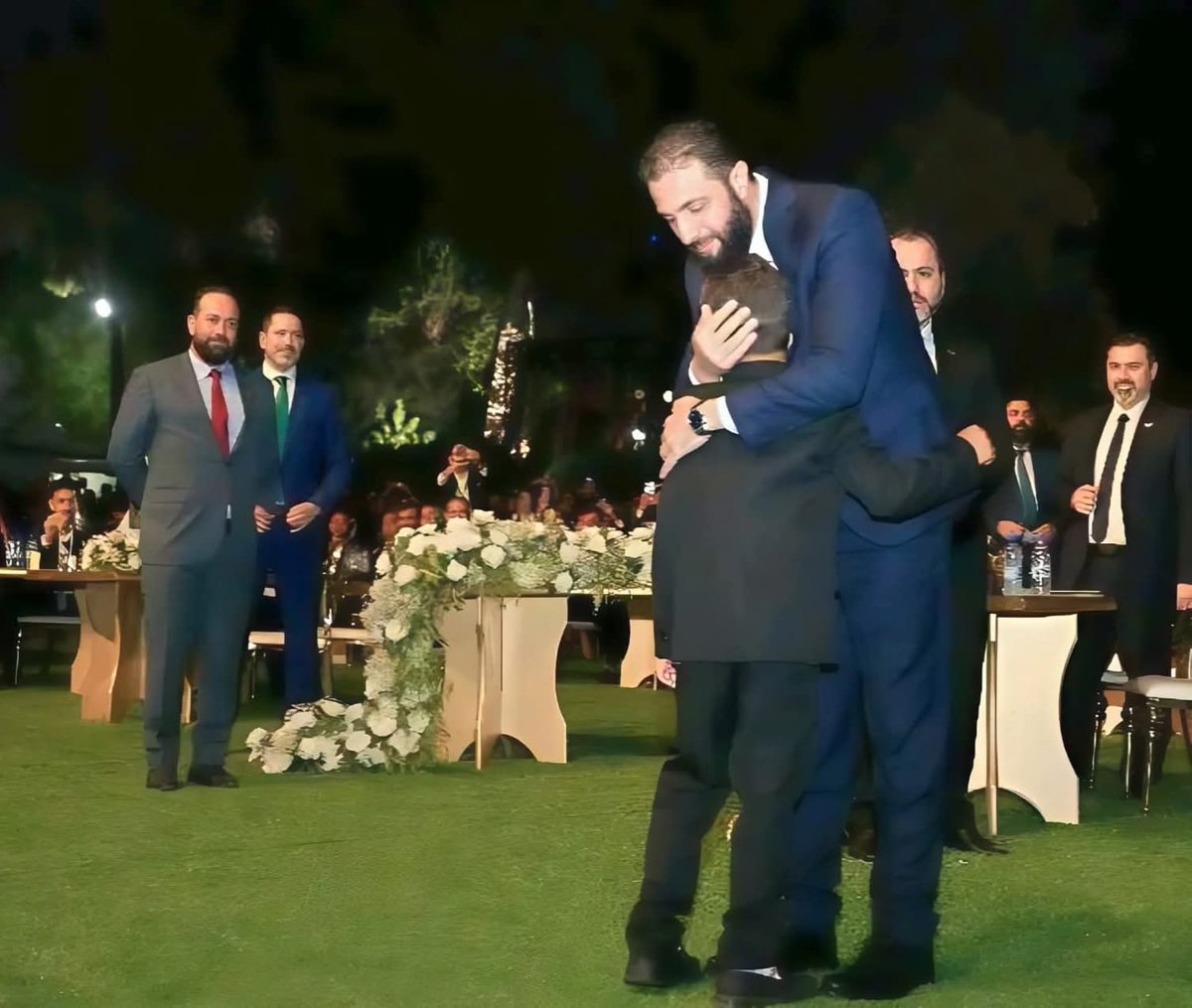 فخامة الرئيس #أحمد_الشرع 
أبونا و أب الكل💚💚💚💚💚❤️❤️❤️❤️
اللهم سخر له البطانة الصالحة التي تعينه على البر والتقوى 
🇸🇾🇸🇾🇸🇾🇸🇾❤️❤️❤️💚💚