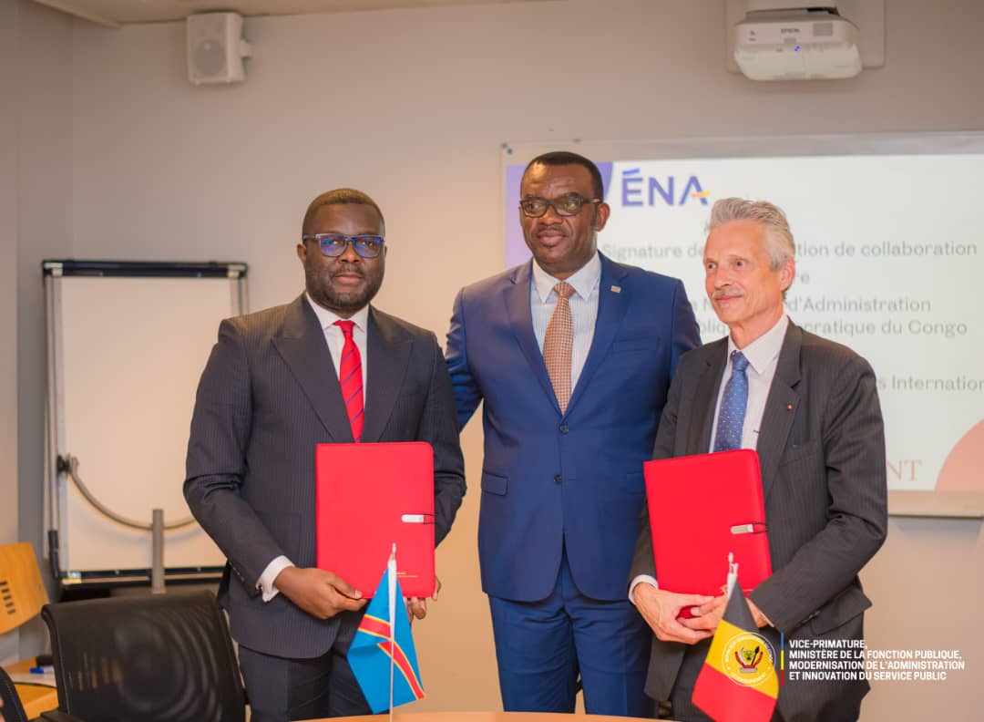 FPubliqueRDC's tweet photo. 🇨🇩🤝🇧🇪 Bruxelles, 3 septembre 2025 | Dans le cadre de sa mission officielle en Belgique, SEM VPM Jean-Pierre @LihauEbua  accélère l'agenda de la réforme de la #fonctionpubliqueRDC, spécifiquement dans ses volets #Rajeunissement compétitif et qualitatif de l'Administration Publique et #Formation continue des fonctionnaires en cours de carrière.

Plus de places de stage et plus d'opportunités de formation continue offertes : Telle est la volonté du VPM, scellée dans la convention de coopération signée en sa présence entre le DG de l'@EnaRDC_Officiel  et le DG d'@EgmontInstitute, ouvrant ainsi, à cette coopération de plusieurs années  d'existence, un nouveau chapitre d'opportunités pour les fonctionnaires congolais, tout service confondu.

 #Rajeunissement #FormationContinue