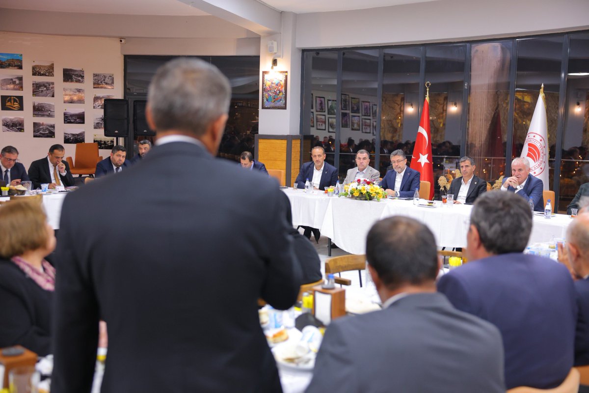 T.C. Bayburt Valiliği (@bayburtvaliligi) on Twitter photo 📍 Tarım ve Orman Bakanımız Sayın <a href="/ibrahimyumakli/">İbrahim Yumaklı</a>, Valimiz Sayın <a href="/Mustafa_Eldivan/">Mustafa ELDİVAN</a> ve il protokolü, program kapsamında sivil toplum kuruluşlarının temsilcileriyle bir araya geldi.
🌾 Toplantıda, ilimizde yürütülen tarımsal faaliyetler, Bakanlığımızın sağladığı tarımsal destekler 📍 Tarım ve Orman Bakanımız Sayın <a href="/ibrahimyumakli/">İbrahim Yumaklı</a>, Valimiz Sayın <a href="/Mustafa_Eldivan/">Mustafa ELDİVAN</a> ve il protokolü, program kapsamında sivil toplum kuruluşlarının temsilcileriyle bir araya geldi.
🌾 Toplantıda, ilimizde yürütülen tarımsal faaliyetler, Bakanlığımızın sağladığı tarımsal destekler