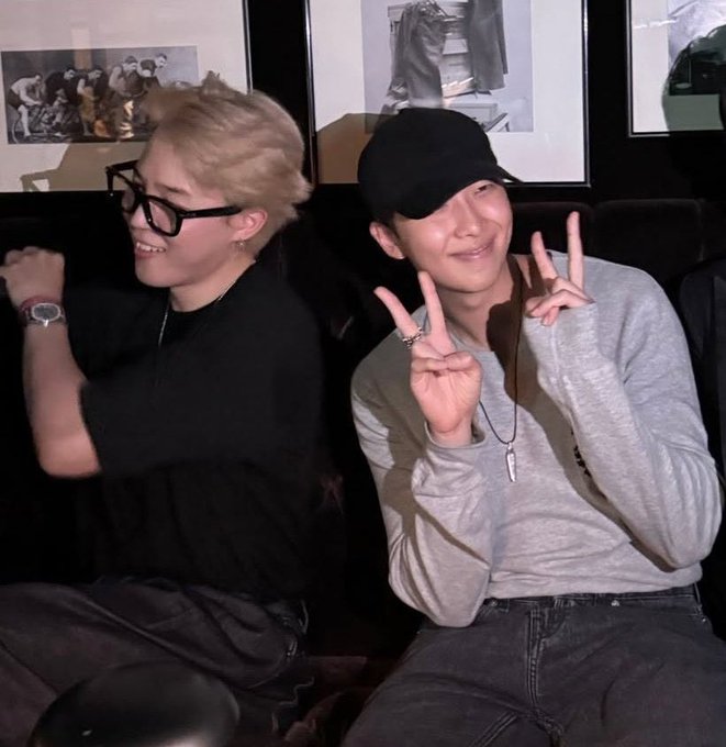 luvtaejinnie's tweet photo. NUEVAS FOTOS DE #JIMIN &amp; #RM JUNTOS 

PODEMOS VER QUE JIMIN VOLVIÓ AL RUBIO 😭🔥 ¿CÓMO ESTAMOS ARMYS? https://t.co/OaxoFuJ52S