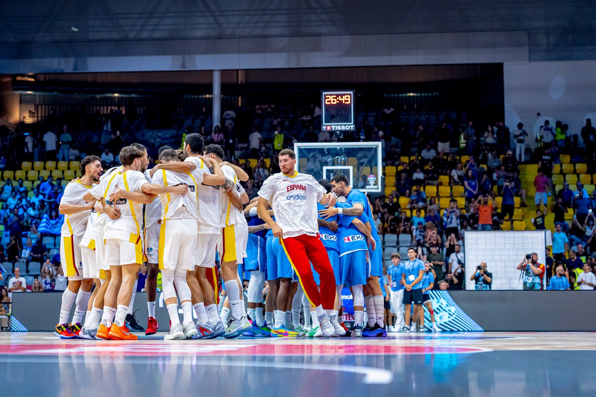 MovistarBasket's tweet photo. CABEZA ALTA.

🇪🇸💪 #LaFamilia siempre vuelve. https://t.co/O0DIXwQYSf