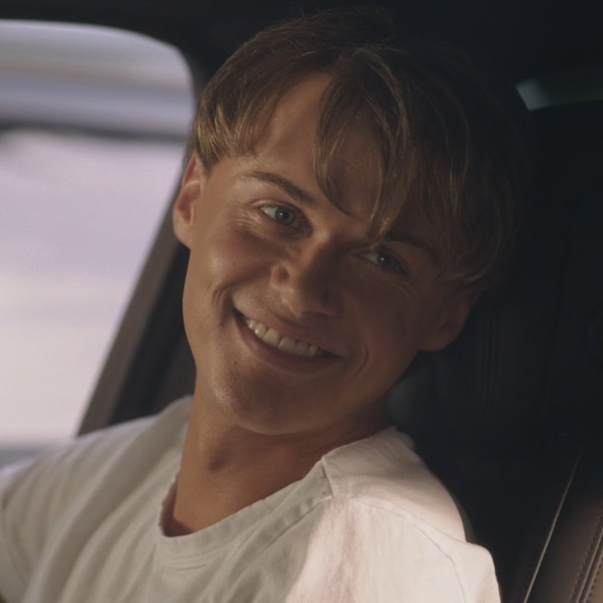 THIS SCENE!! THE WAY THEY’RE LOOKING AT EACH OTHER!! COULD BE ONE OF MY FAVORITE BONRAD SCENES OF ALL TIME