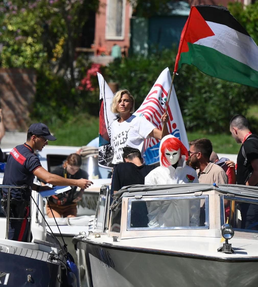 GiroCyclingTime's tweet photo. Anna #Foglietta fermata e identificata dai carabinieri al Lido di Venezia mentre sventolava  la bandiera di #Palestina

Mi chiedo: perché in questo paese si può liberamente inneggiare al fascismo e invece non si può manifestare liberamente a favore di un popolo oppresso? https://t.co/ZbCcuW2Vnc