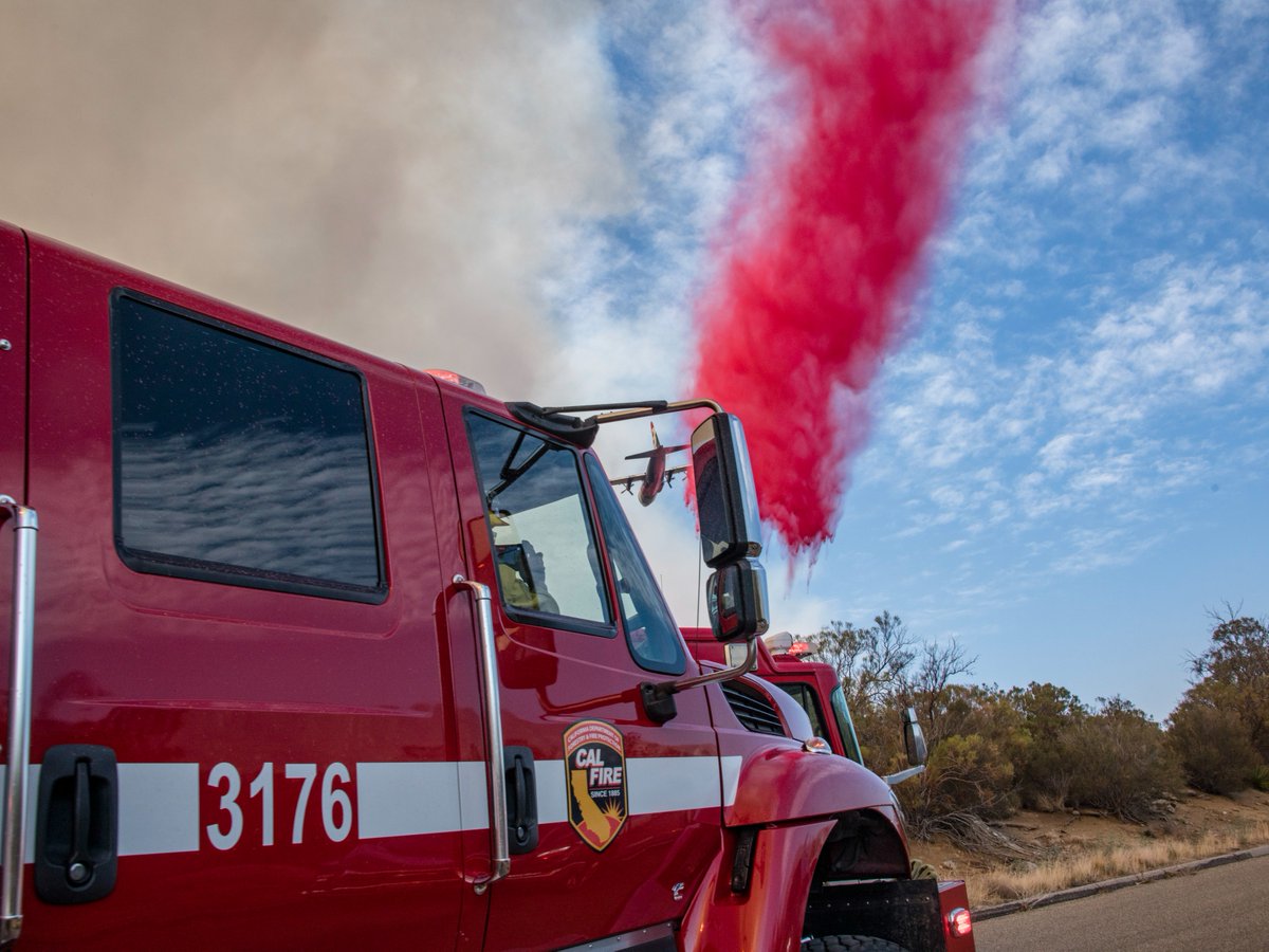 Nothing like a C-130 dropping red right over the rigs. 🚒🔥✈️

Tanker 138 on the Rosa Fire, Aug 4.
📸: @546fire

#CoulsonAviation #Tanker138 #C130 #AerialFirefighting #RosaFire