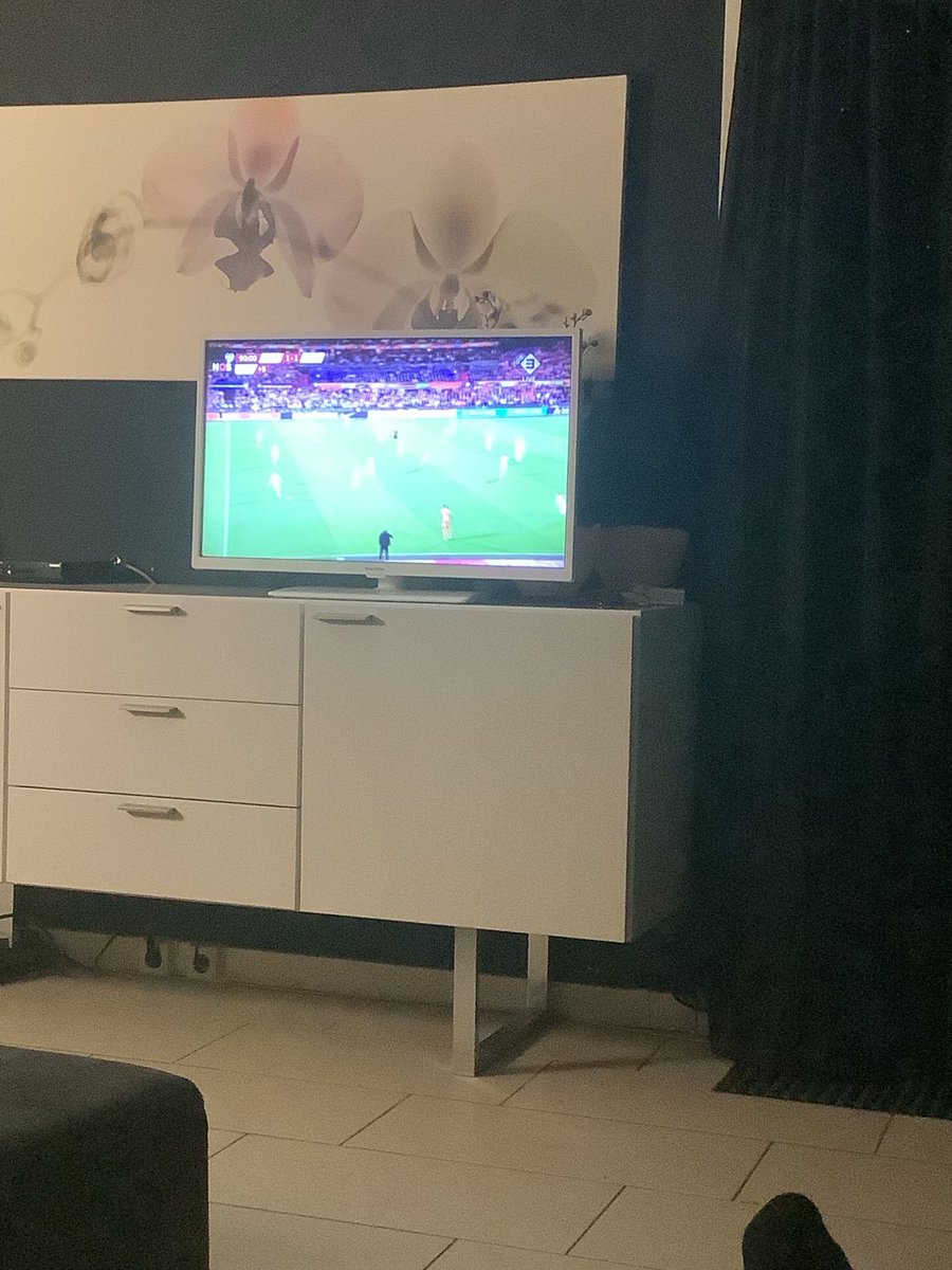 Bij #nedpol Polen was helemaal niet zwak of slecht. Fysiek zeer sterk. Verdediging goed. Keeper goed. Te vaak gevaarlijk. Ruimte goed benut. NL middenveld gaf niet thuis. Ook verdedigend niet. Dus NL heeft niet meer verdiend dan de 1-1