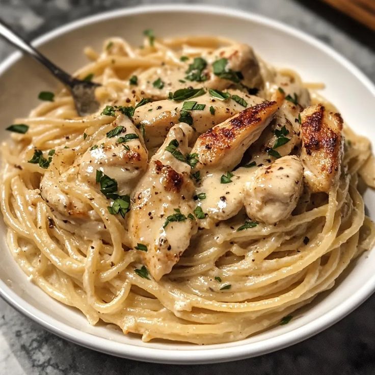 Spaghetti with Creamy Alfredo Sauce and Chicken