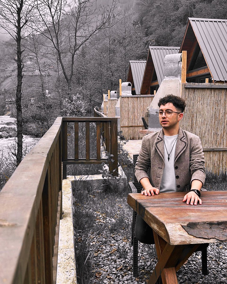 Siz ne düşünüyorsunuz? Mersin Akarca mahallesinde bulunan bir Bungalov evlerin önündeyim. Burası benim gider gitmez etkilendiğim bir yer oldu. Telefona bile bakmayı unuttuğum bir hafta yaşamaktayım 👒
#bungalov #köyevi #trekking #mersin #akarcaköyü #mezitli #yenişehir #tatil #fyp