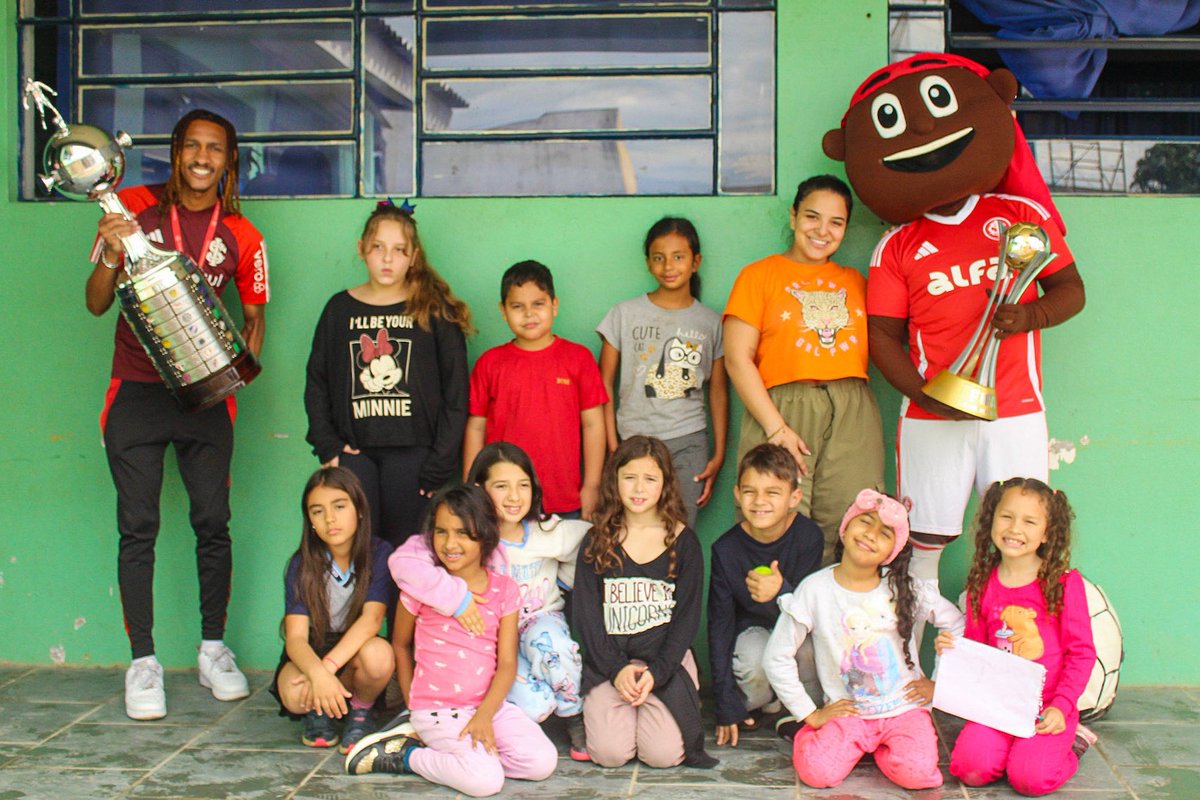 MuseudoInter's tweet photo. 🌟 O Clube do Povo segue formando o Futuro Colorado! ❤️ Mais de 160 crianças viveram a magia do Saci, taças históricas e ingressos para o Museu e o Gigante. E a turma campeã do quiz virá no ônibus do Inter! 🔴⚪️ https://t.co/ZBz5nkG6bG