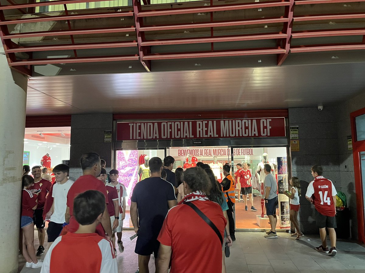 Se empiezan a formar colas para entrar en la tienda… lo de esta afición no es normal