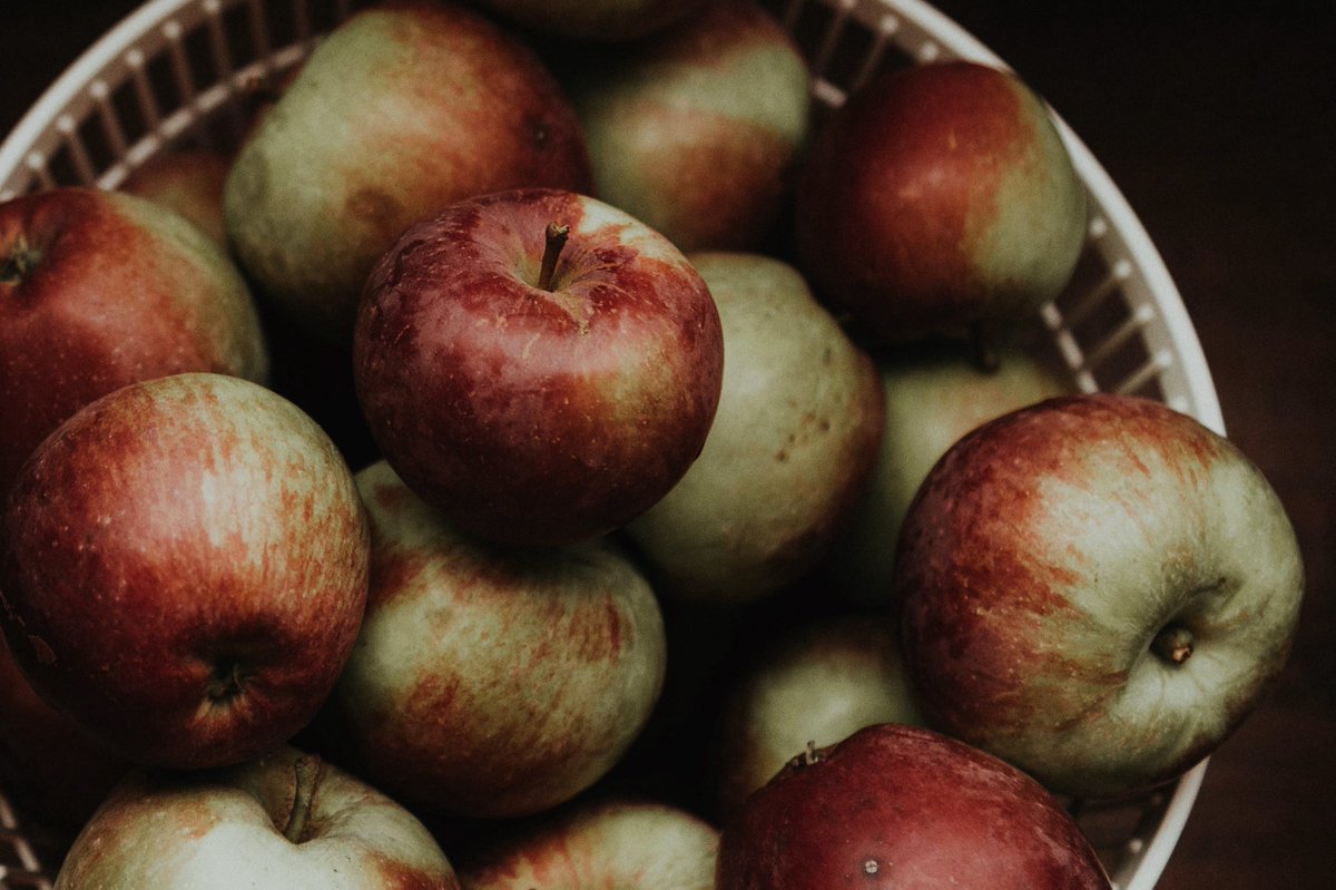 ZARAMIAAVA's tweet image. Apples are wonderful, versatile fruit that are in season in the UK now and are easy to find locally. Whether you source them from a Farmer’s Market, from the Community Orchard or your neighbour’s back garden, apples are healthy and delicious.

#Apples #AppleRecipes #InSeason