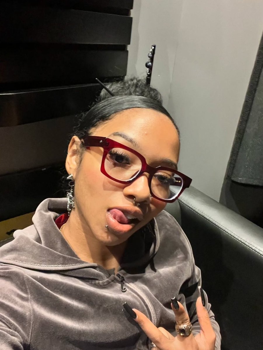 muito triste o fato de que virei clt e não tô conseguindo ser ativa aqui😩
ainda te amo Slipmami 💕💕💕