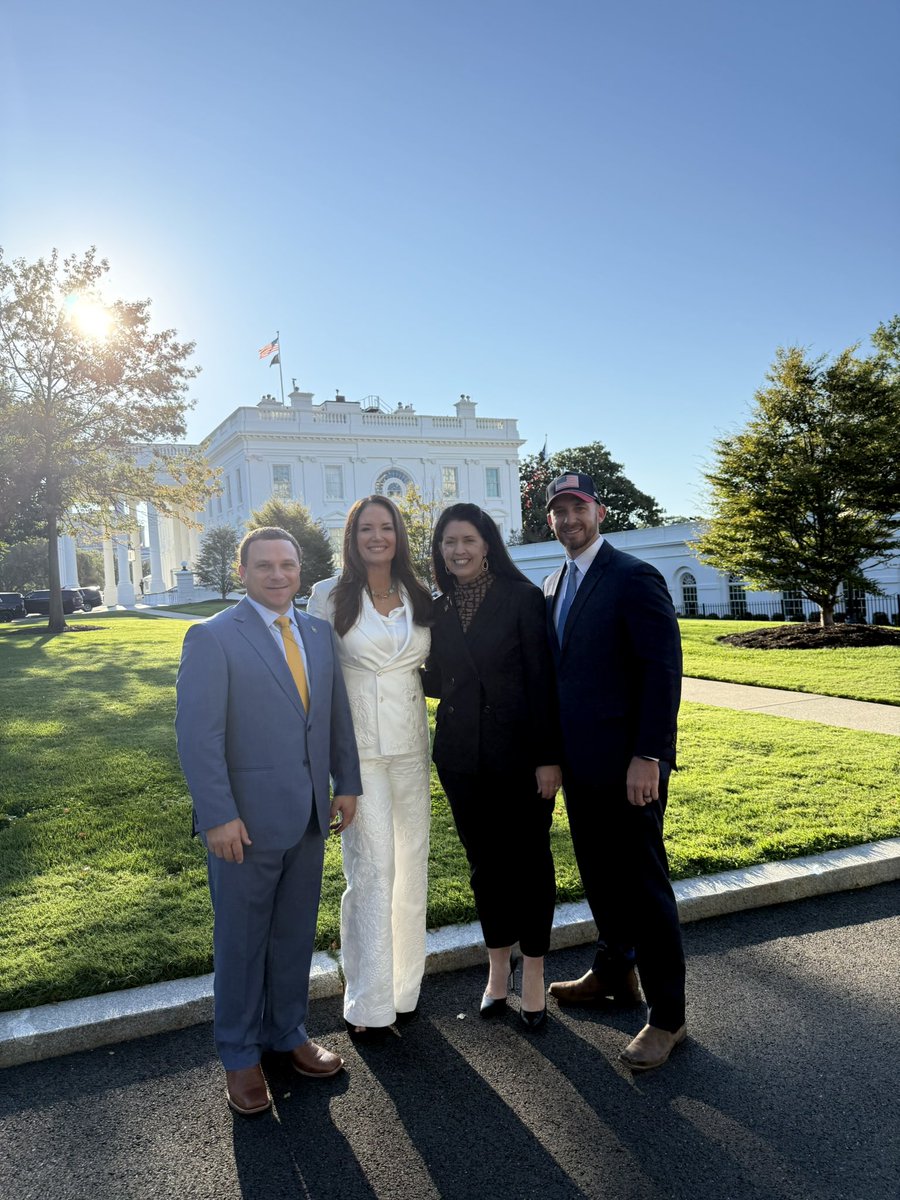 SecRollins's tweet image. Grateful to meet this morning at the White House with some of our country’s very best - KY, GA, and OK Ag Commissioners @KYAgCommish, @blaynearthur22, and @AgCommHarperGA!! 🇺🇸

We had a productive discussion on the farm economy, trade priorities for our farmers &amp;amp; ranchers, and…