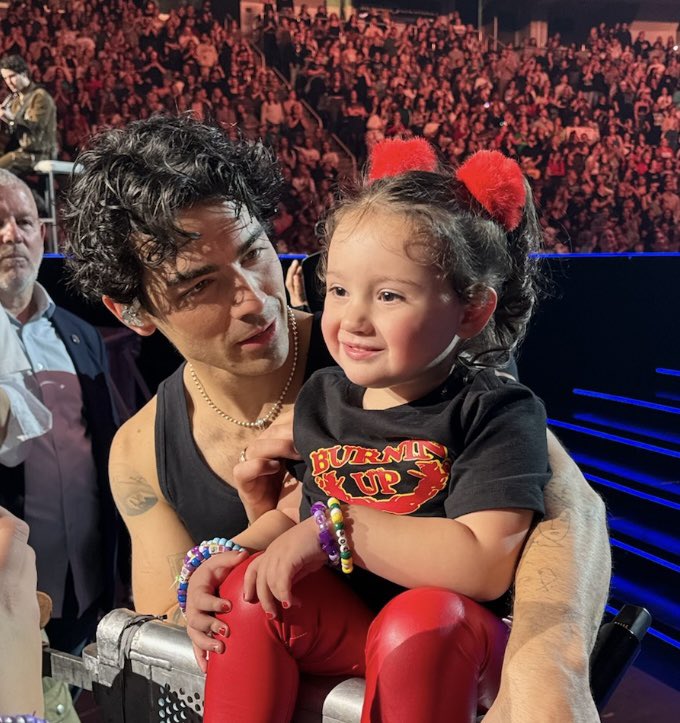 Like mother, like daughter 🥹 
Me with <a href="/enriqueiglesias/">Enrique Iglesias</a> 
Sofia with <a href="/joejonas/">J O E  J O N A S</a>