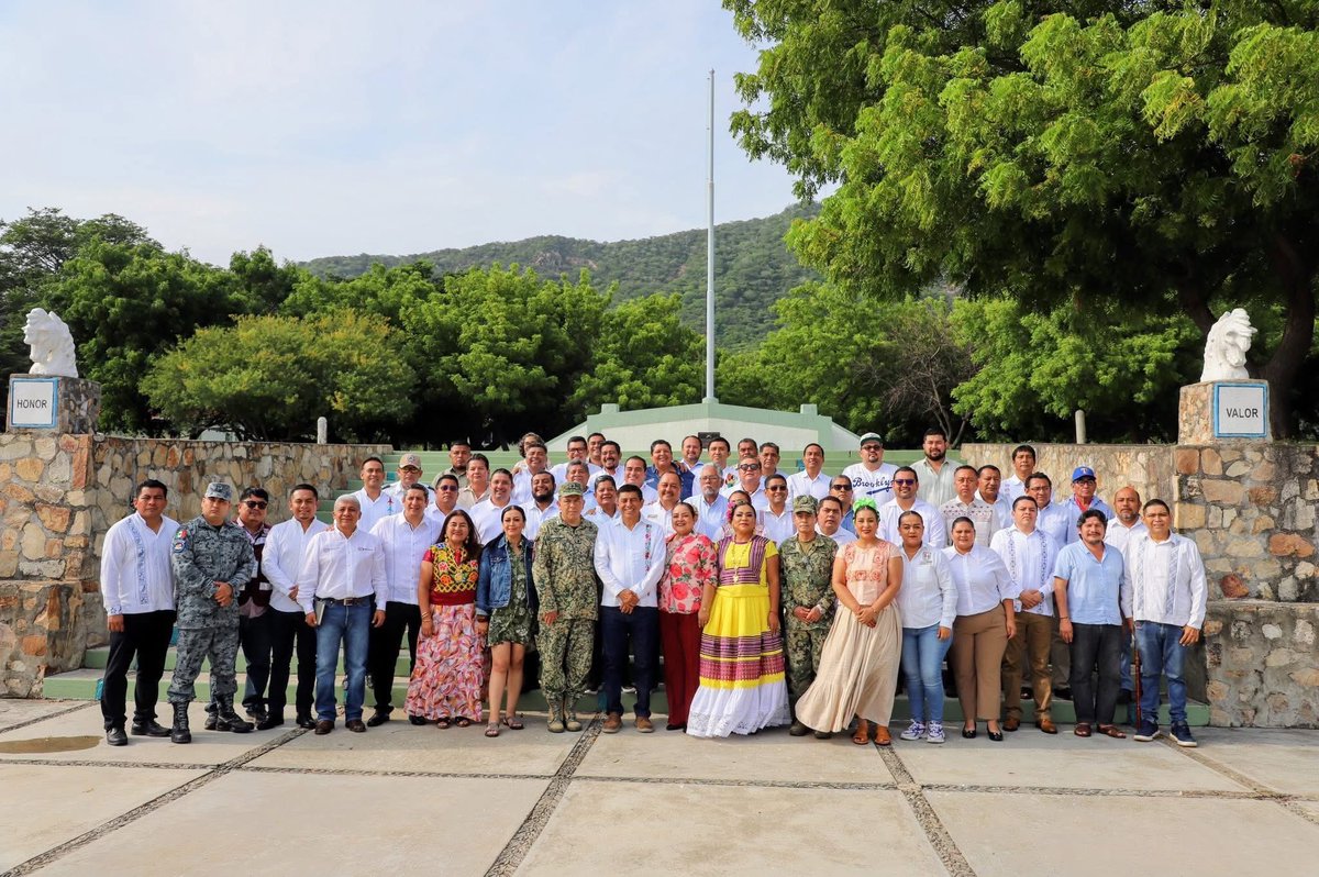 Ayer en Ciudad Ixtepec, junto a autoridades civiles y militares,  nuestro Gdor. <a href="/salomonj/">Salomón Jara Cruz</a>  encabezó la sesión de la Mesa Estatal  de Paz, asistió la mayoría de Presidentxs municipales de esta región del Istmo
#JuntosConstruimosLaPaz🕊️
<a href="/rosaicela_/">Rosa Icela Rodríguez Velázquez</a> <a href="/RocioBarcenaM/">Rocío Bárcena Molina</a> <a href="/amortegui_segui/">Santiago Segui</a>