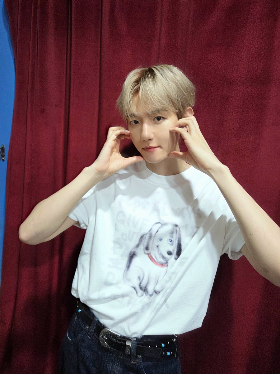 BAEKHYUN_INB100's tweet photo. 2025.09.04  Fan Sign Event
hellolive ✍️ &amp; BEATROAD 🤳

오늘도 에리들이랑 수다떨며 즐겁게 하루를 마무리할 수 있어 행복했어요☺️💕 모두 검은 꿈 꾸길 바라요🌙✨️ 

#백현 #BAEKHYUN #EssenceofReverie #Elevator https://t.co/K0GZDW8gK1