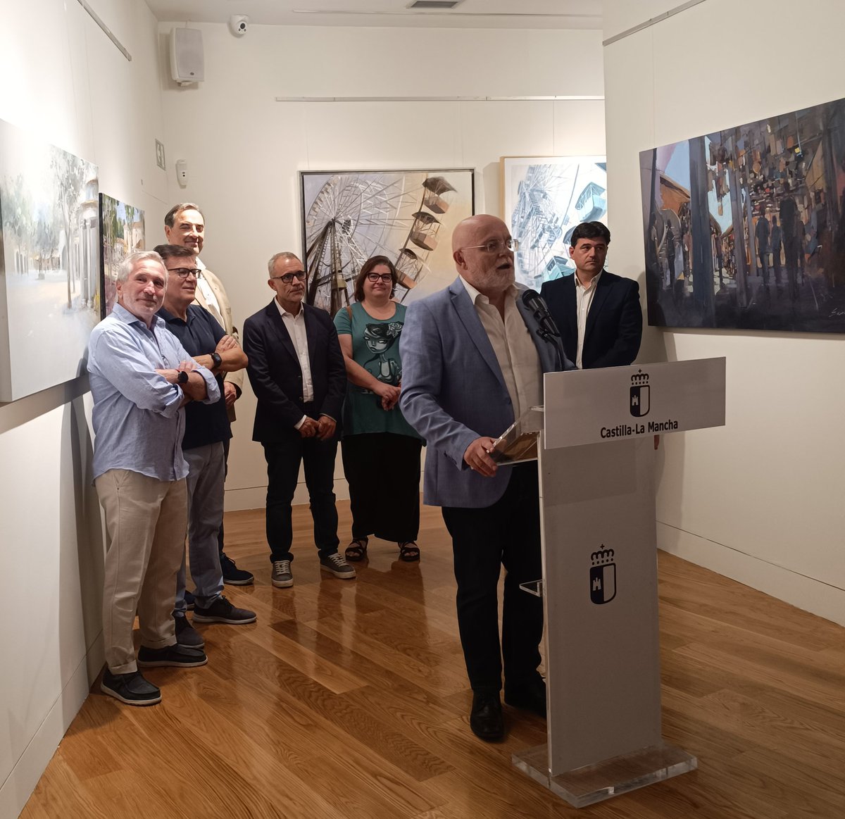 Esta tarde la concejala Nieves Navarro ha asistido a la inauguración de la exposición de las obras del concurso de pintura rápida celebrado durante 18 años en la feria de Albacete. Las obras de rincones de la feria son una maravilla. #culturaviva
#unidaspodemos #feriadealbacete