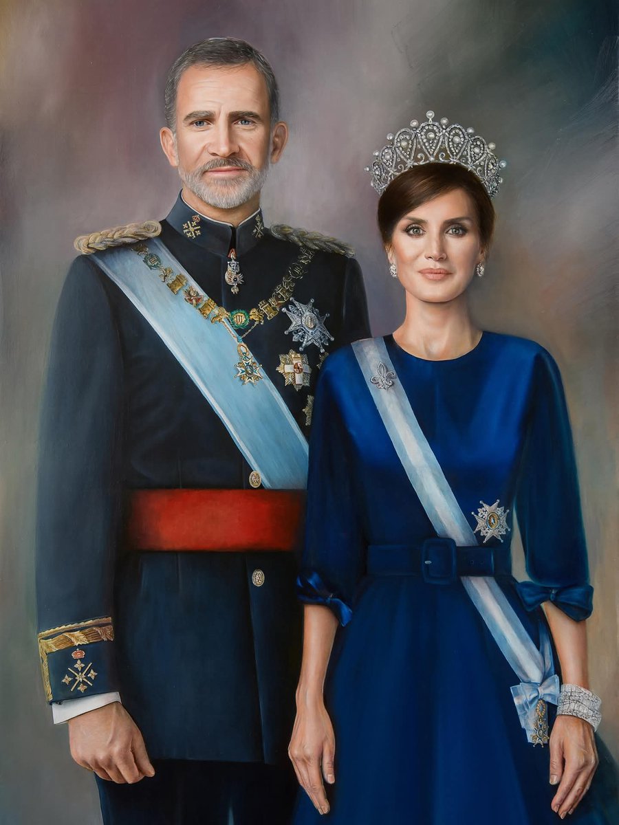 No me termina de convencer el primer retrato oficial de SSMM los Reyes. Doña Letizia parece estar oliendo algo feo y eĺ tiene cambiada hasta la mandíbula