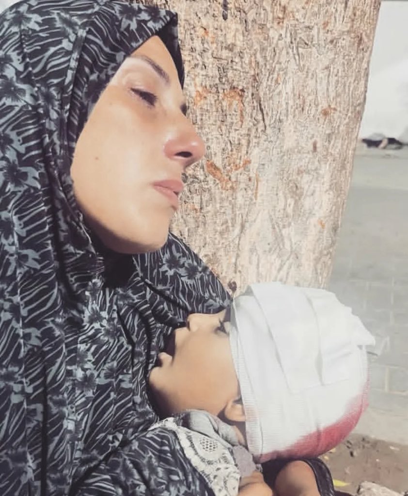 منذ الصباح أحاول تخطي هذه الأم لكن لا أستطيع 
تشعر بأن طفلها رغم صغر حجمه إلا أنه أثقل ما في الأرض بين يديها!

انتظرته 13 عام حتى بكت فرحاً لقدومه!
اليوم يقتل بكل إجرام! المصيبة لم تنتهي هنا، فكيف ستخبر هذه الأم والده الأسير في سجون الاحتلال منذ 9 شهور بهذه المصيبة التي حلت بهم!