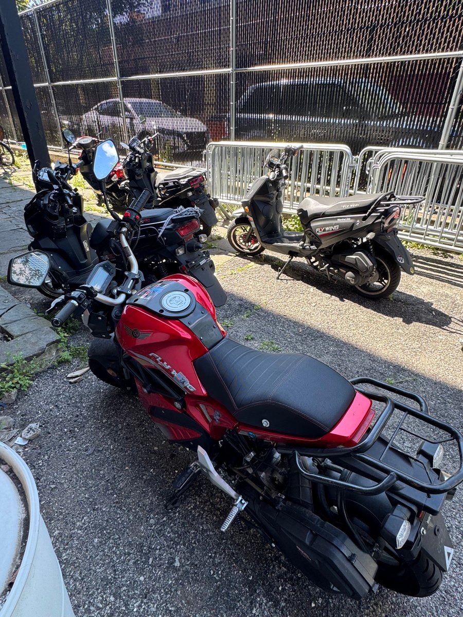 Working together to keep our community safe! 🚓The 088th Precinct Quality of Life Team and NY State Police are cracking down on unlicensed and unregistered vehicles in high-collision zones. This initiative aims to reduce traffic incidents and improve road safety!