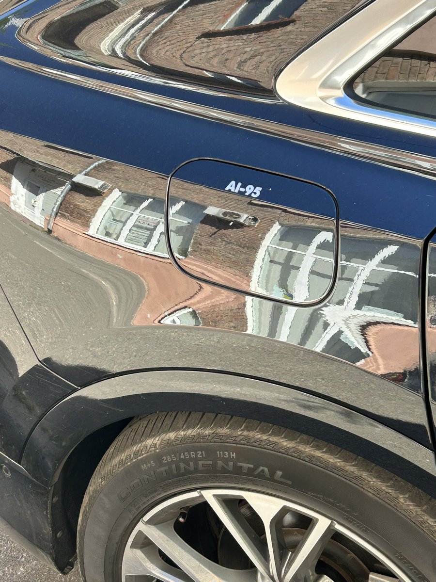 Стою курю біля Q8 
Шось дивлюсь, шось на бачку
Підхожу: