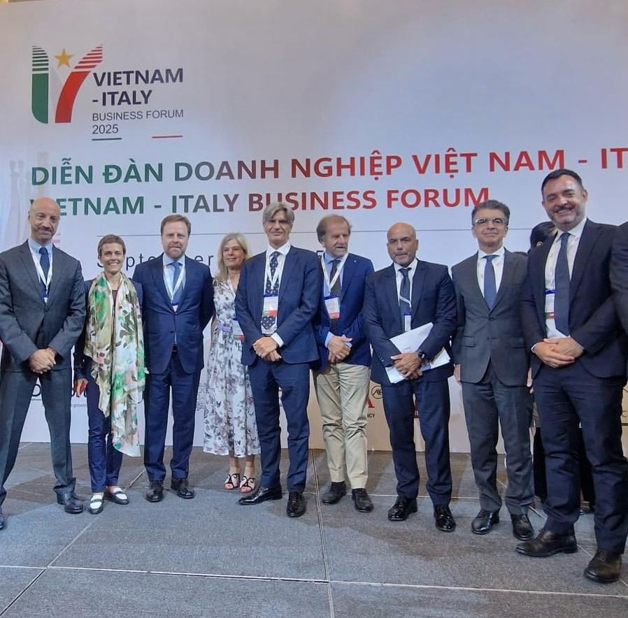 MauroBattocchi's tweet image. 🇮🇹🇻🇳 A #Hanoi oltre 60 aziende 🇮🇹 e 300 🇻🇳 al #BusinessForum #ItaliaVietnam

Il Vietnam è il nostro 1° partner ASEAN: +26% export 🇮🇹 6 mld € di interscambio. 
Obiettivo: 700 mld € export entro il 2027. 
#PianoExport #MadeInItaly #DiplomaziaDellaCrescita