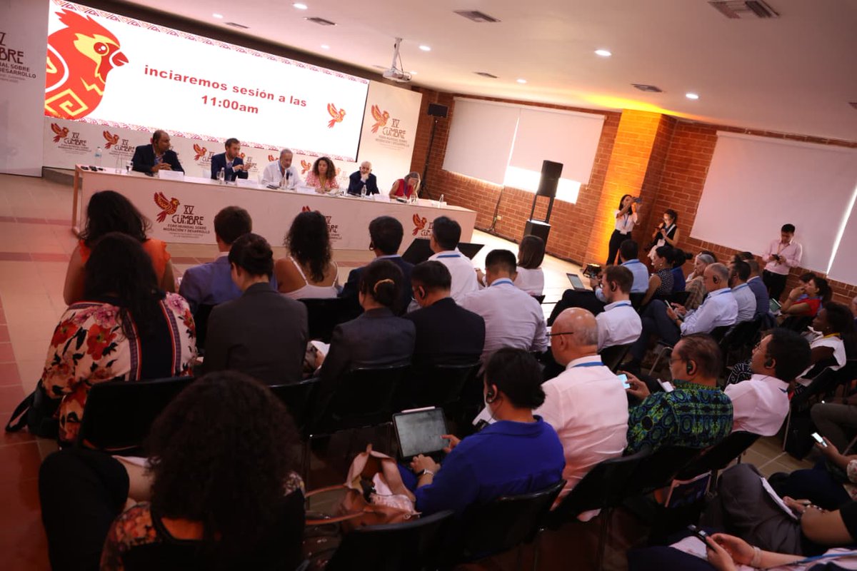 CancilleriaCol's tweet photo. El #FMMD mira hacia adelante: definir juntos el rumbo de la gobernanza migratoria global, con visión, cooperación y acción.
En este panel dialogamos sobre los retos y oportunidades que definirán nuestros pasos en los próximos años.
Es un espacio para pensar colectivamente hacia dónde va el Foro y cómo fortalecer su impacto global.