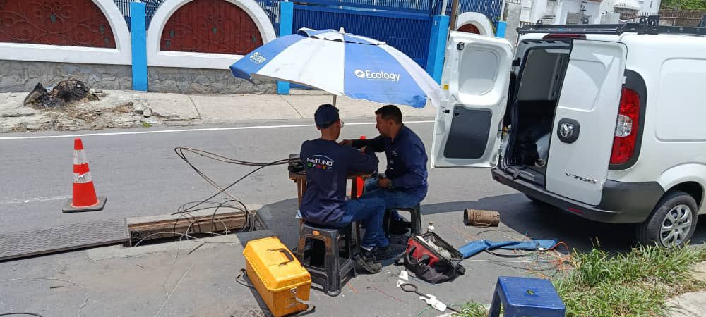 Sectores de #LaFloridaCcs están sin servicio de FibraNet de <a href="/NetUnoOficial/">NetUno</a> .

Ya la cuadrilla está en el lugar y están empalmando la fibra, pero apenas abrieron la manga y recién comienzan a fusionar los cables para restablecer el servicio 

#LaFlorida #NetUno #Internet