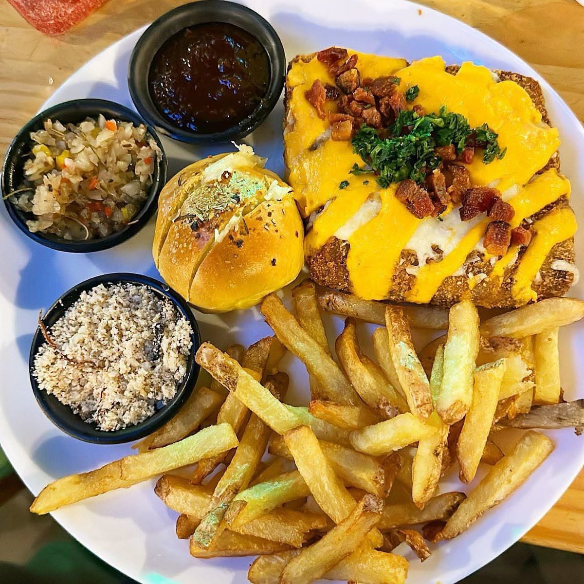 94leozao's tweet photo. A QUERIDINHA E MAIS AMADA costela do Brasil 🇧🇷 

Costela suína desossada recheada com cheddar e bacon 🥓 empanada com nossa farinha Panko premium e coberta com muita mussarela derretida com creme de cheddar e bacon triturado 😍 + acompanhamentos.

Tudo isso por apenas R$34,90 🤩 https://t.co/Xmbx6LL5K2