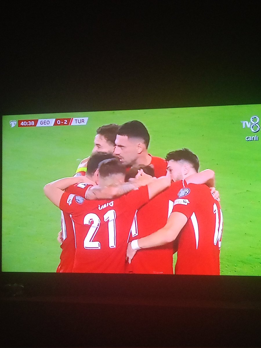 #millitakim 
Erman toroğlu ve ahmet çakar yunus kereme sarıldı die ağlıyormu acaba.