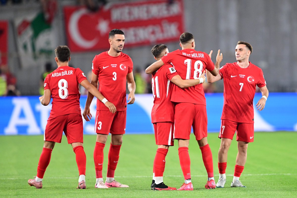 🇹🇷 Milli Takımımız ilk yarıyı Mert Müldür ve Kerem Aktürkoğlu’nun golleriyle 2-0 önde tamamladı.

#GEOTUR #FIFAWorldCup
