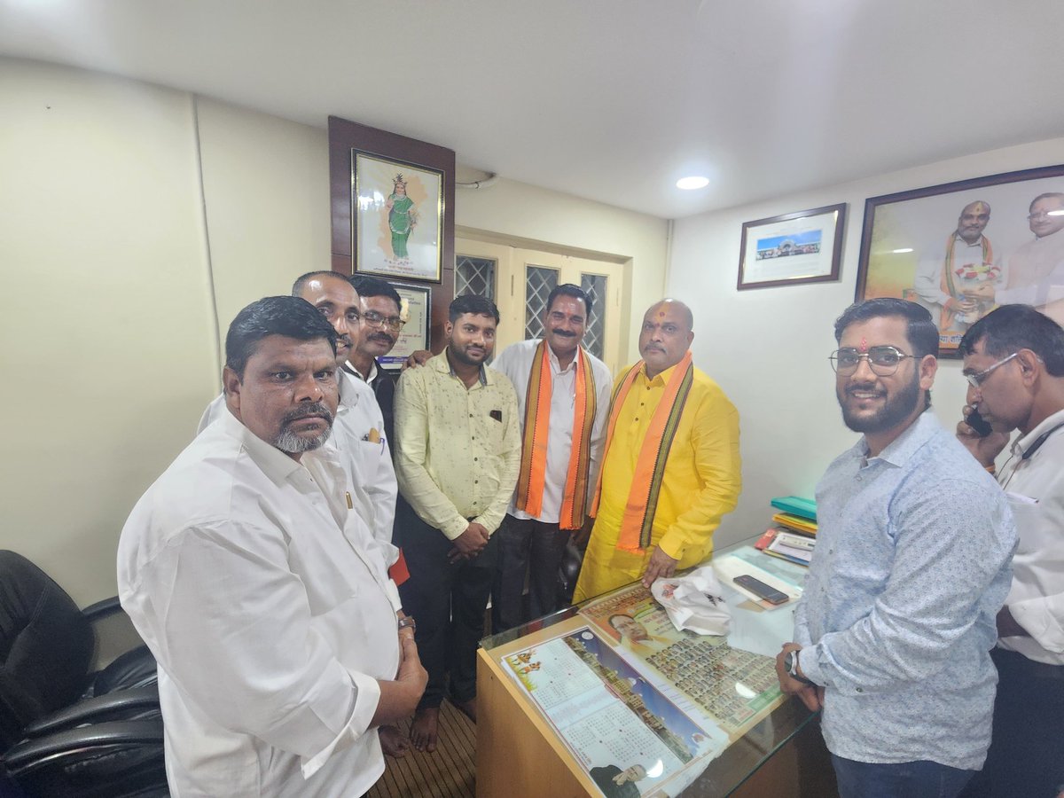 *छत्तीसगढ़ शासन अन्य पिछड़ा वर्ग विकास प्राधिकरण के उपाध्यक्ष एवं दुर्ग ग्रामीण के लोकप्रिय विधायक माननीय श्री ललित चंद्राकर जी से सौजन्य मुलाकात।*🙏🏻💐😊