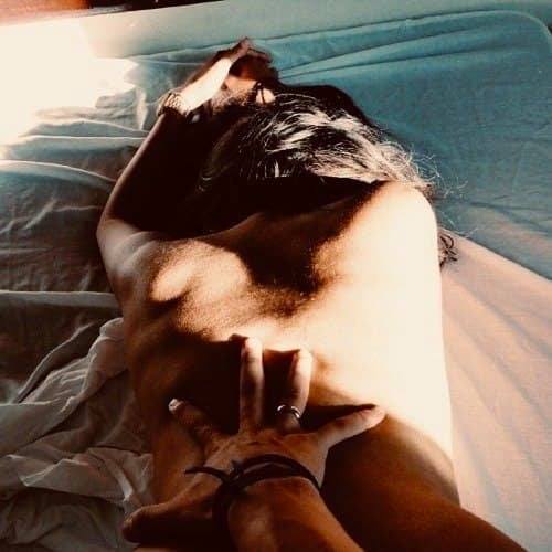 Scende la sera, s'apre il sipario di stelle del delirio, s'apre il tuo cuore al mio tentare assalti a fil di pelle...