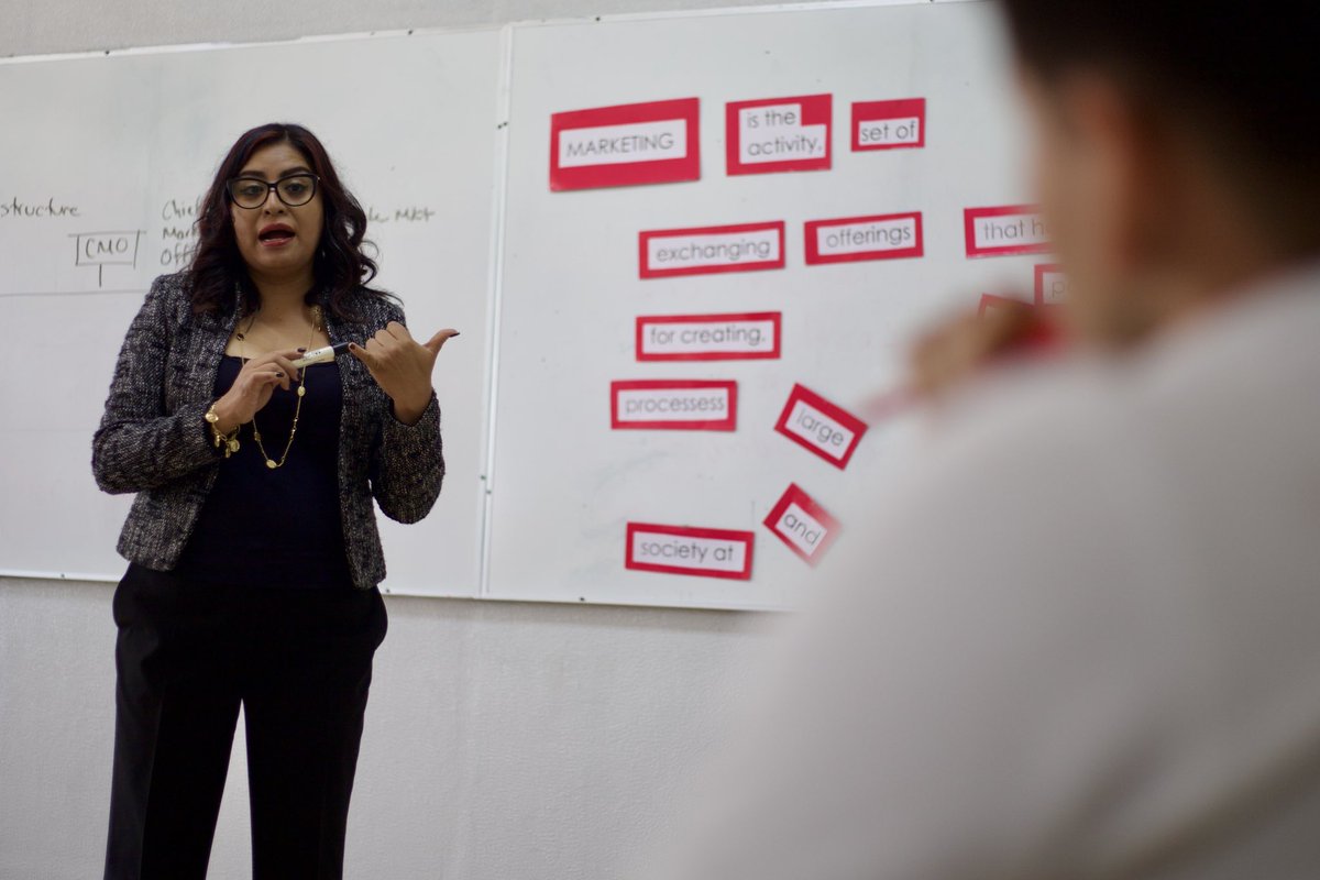 Dirección de Marketing en inglés. 

Me llena de orgullo vivir esta experiencia inédita en la UPIICSA que conecta a nuestra comunidad con el mundo, fortalece nuestra visión internacional y abre caminos para un futuro profesional lleno de oportunidades