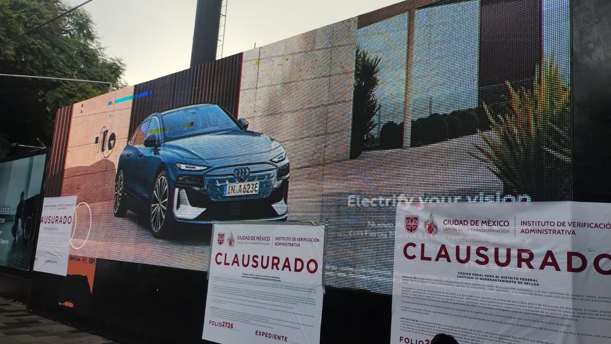 #MetrópolisCDMX acompañó a personal del <a href="/inveacdmx/">INVEACDMX</a>, quien clausuró 34 vallas publicitarias y 1 pantalla electrónica por infringir la normatividad #LeyDePublicidadExterior