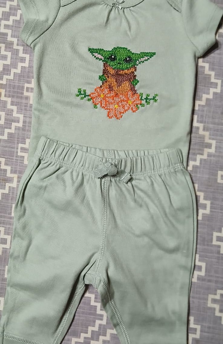 Mi mamá personalizando la ropita de la Baby Monster lo es TODO 🥹😍 Esa abuelita está dándose gusto tejiendo 🤩