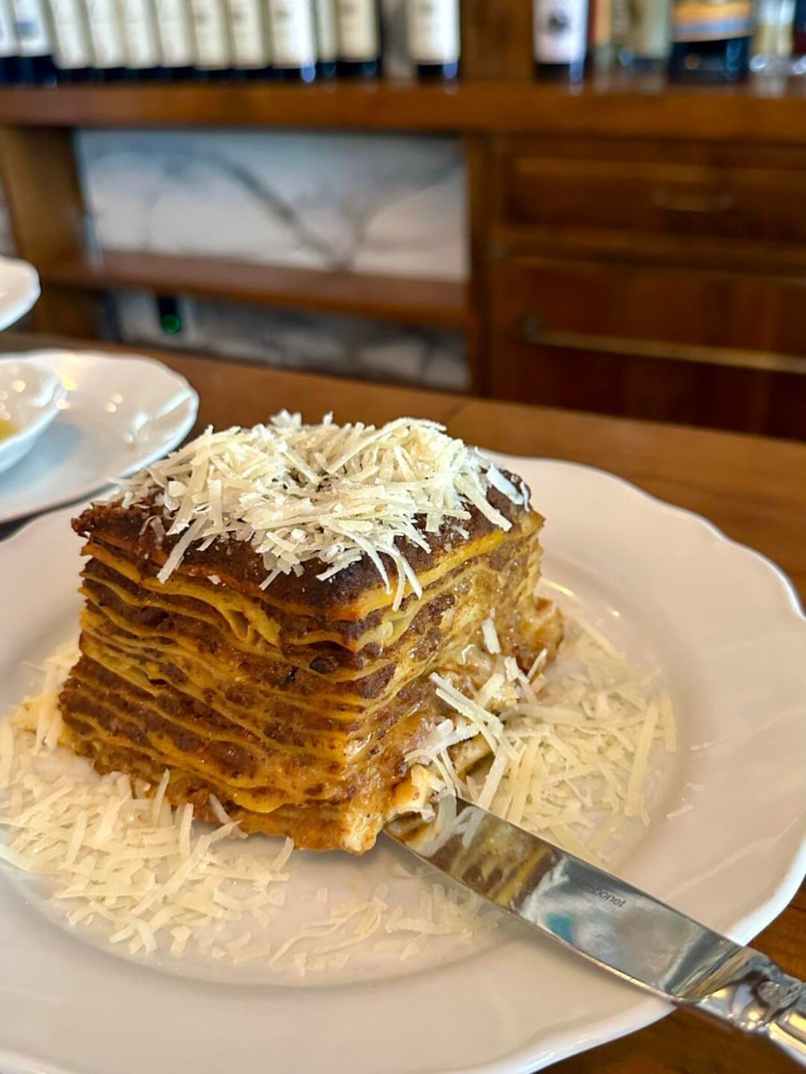 ueirfgr's tweet photo. 📍Today's treat is a thick slice of lasagna✨
Layers of satisfaction, every bite is bliss! 🍝🧀
#Lasagna #FoodDaily https://t.co/q4kz2mYCJI