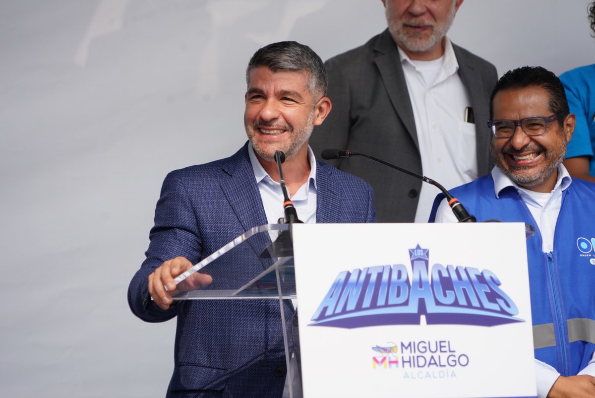 mauriciotabe's tweet photo. ¡Llegamos a la meta y más! 🚧💪

Nuestros vecinos piden calles de primera y nuestro gran equipo de colaboradores #AntiBachesMH respondió, superando las expectativas y tapando MÁS de 2 MIL BACHES durante el mes de agosto. 

Quiero reconocer al heroico cuerpo de bacheo y a los servidores públicos que dejaron los escritorios para echarle montón a los baches en #MiguelHidalgo para convertirnos en una alcaldía CERO BACHES.💙🤝