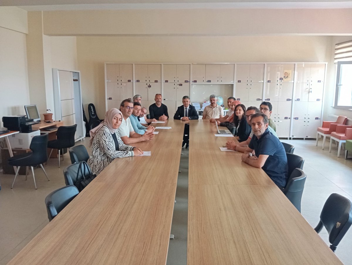 İlçe Milli Eğitim Müdürümüz Ekrem YURT, ilçe Zümre Toplantılarına Katıldı.
“Türkiye’nin yeni eğitim vizyonu olan Maarif Modeli rehberliğinde; bilgili, kültürlü, millî ve manevi değerlerine bağlı bir nesil yetiştirmek en temel görevimizdir dedi.