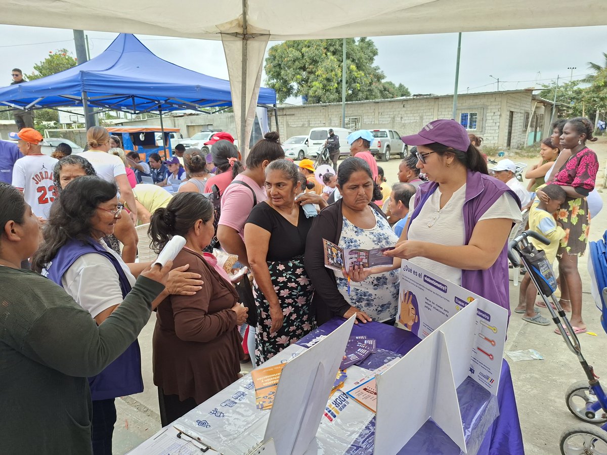 DDHH_Zona8's tweet photo. 📍#Guayaquil
📌La Brigada Social por #ElNuevoEcuador llegó a la Isla Trinitaria. Acercamos nuestros servicios, compartimos información y dialogamos con la comunidad para prevenir la violencia de género y promover entornos seguros y con derechos garantizados. https://t.co/fxM3X99QYx