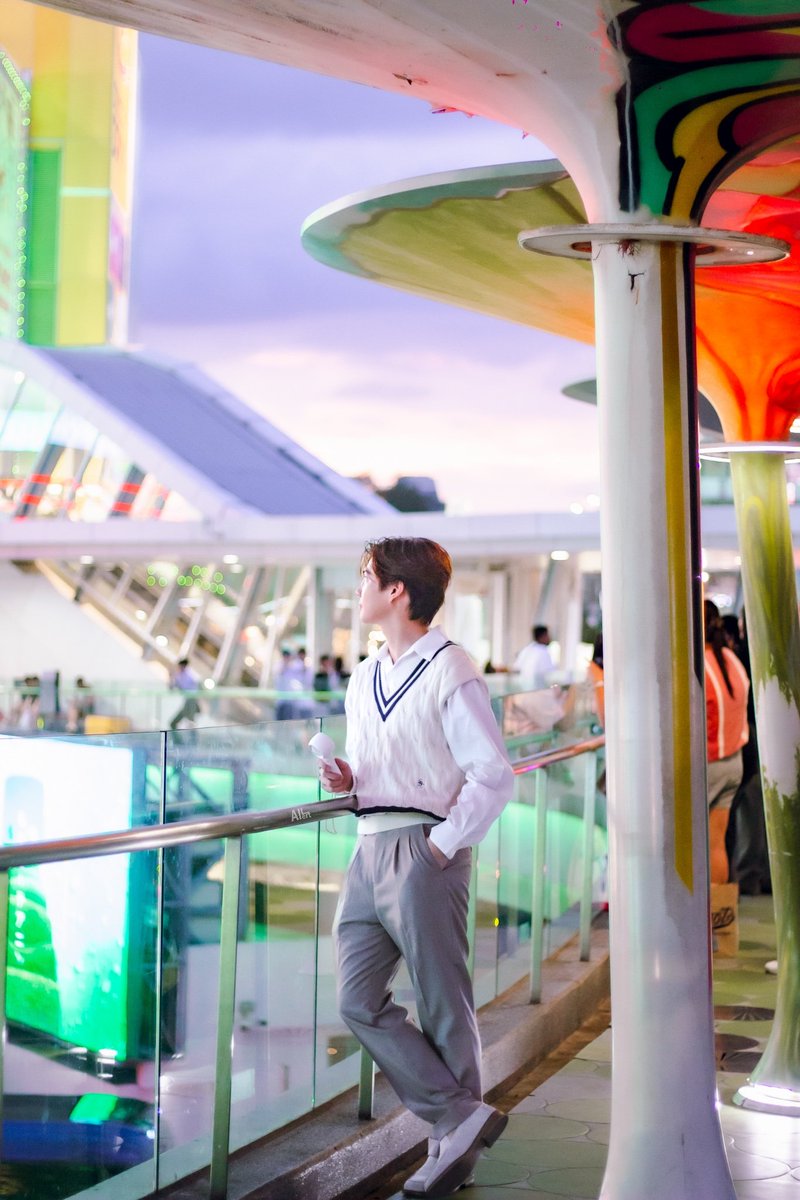 AllAlert_NP's tweet image. ชอบมาก หล่อมาก ฟีลคุณชายออกมายืนชมวิวสูดอากาศหน้าระเบียงบ้าน 

꒰ #ALERTbirthday27th
#BENZALERT @Benzalert_np꒱◞♡