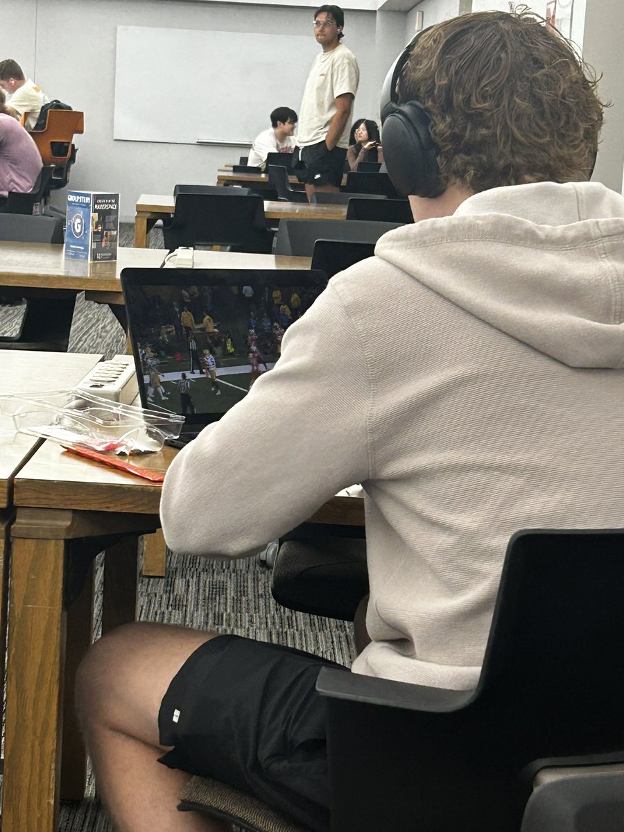 _uncleAndrew_'s tweet image. Guy knows ball