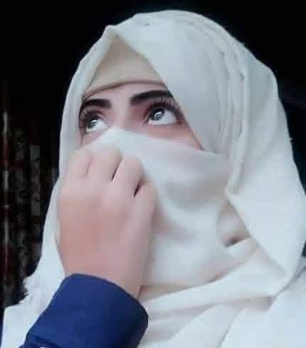 تم   بات  بدل  دو گے   میرے ذکر  پہ لیکن
 ہر بار  زمانے کے سوالوں میں ملوں گی
وعدہ ہے میرا مجھ  کو قضا لے بھی گئی تو
  پا کیزہ محبت کی  مثالوں میں ملوں گی
پروین شاکر