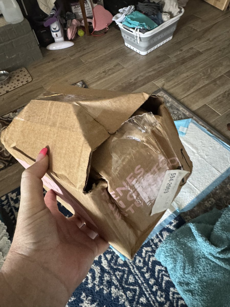 brwneyedbchgrl's tweet photo. @FedExHelp @FedEx every single pkge I receive f ur co is damaged. Sams Club is having 2 resend everything bc ur co damaged it so bad. I will no longer buy anything that is shipped tbru ur co. #DamagedPackages #Badcompany #Boycott #FedEx #FedUpwithFedex https://t.co/N1AkQhHIXG