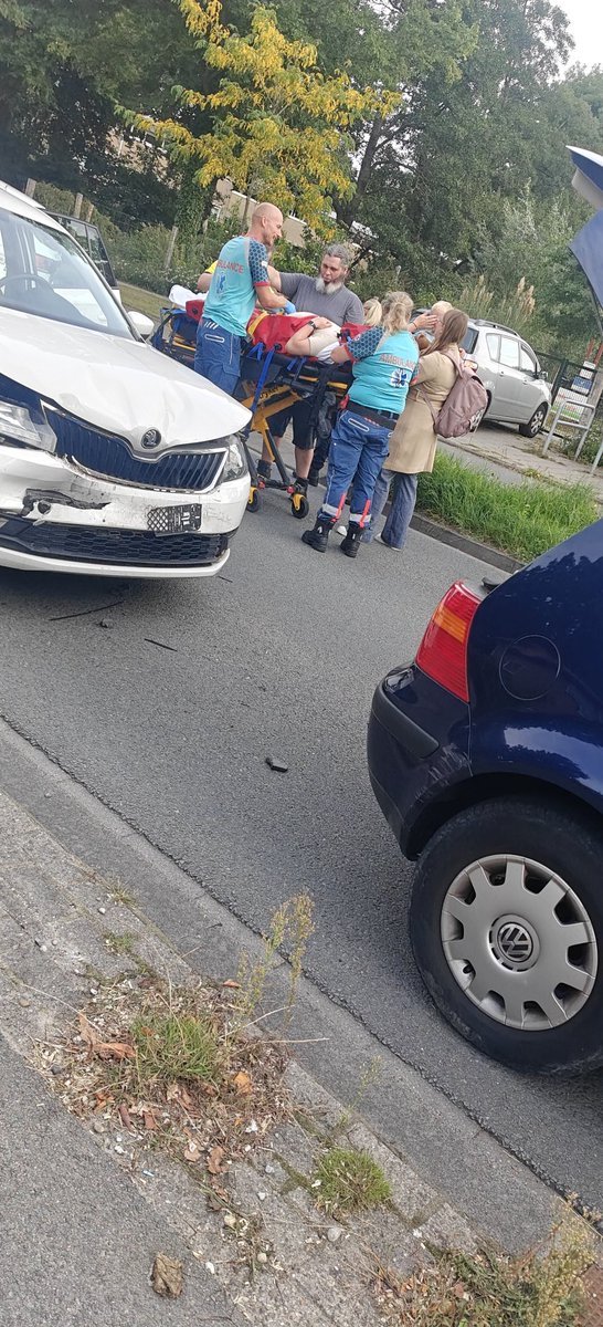 Ongeluk met veel schade op de Aschatterweg in Leusden