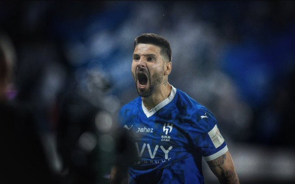 أغمضتها كي لا تفيض فأمطرت 
أيقنت أني لست أملك مدمعي