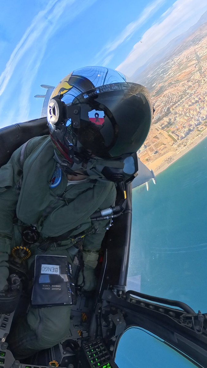 No se trata solo de coincidir en diferentes festivales aéreos, sino de compartir la misma pasión, un vínculo entre los pilotos exhibidores de distintas naciones que es difícil de expresar con palabras.

Este será mi pequeño homenaje a SLAB durante el <a href="/TorreMarAirshow/">TorredelMarAirshow</a>
